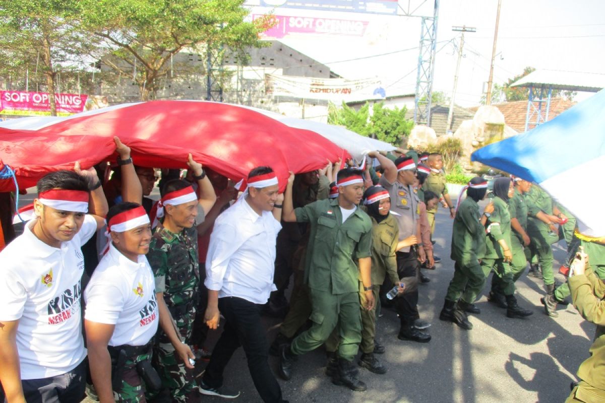 Ribuan pemuda Kota Kediri kirab Merah Putih ukuran raksasa