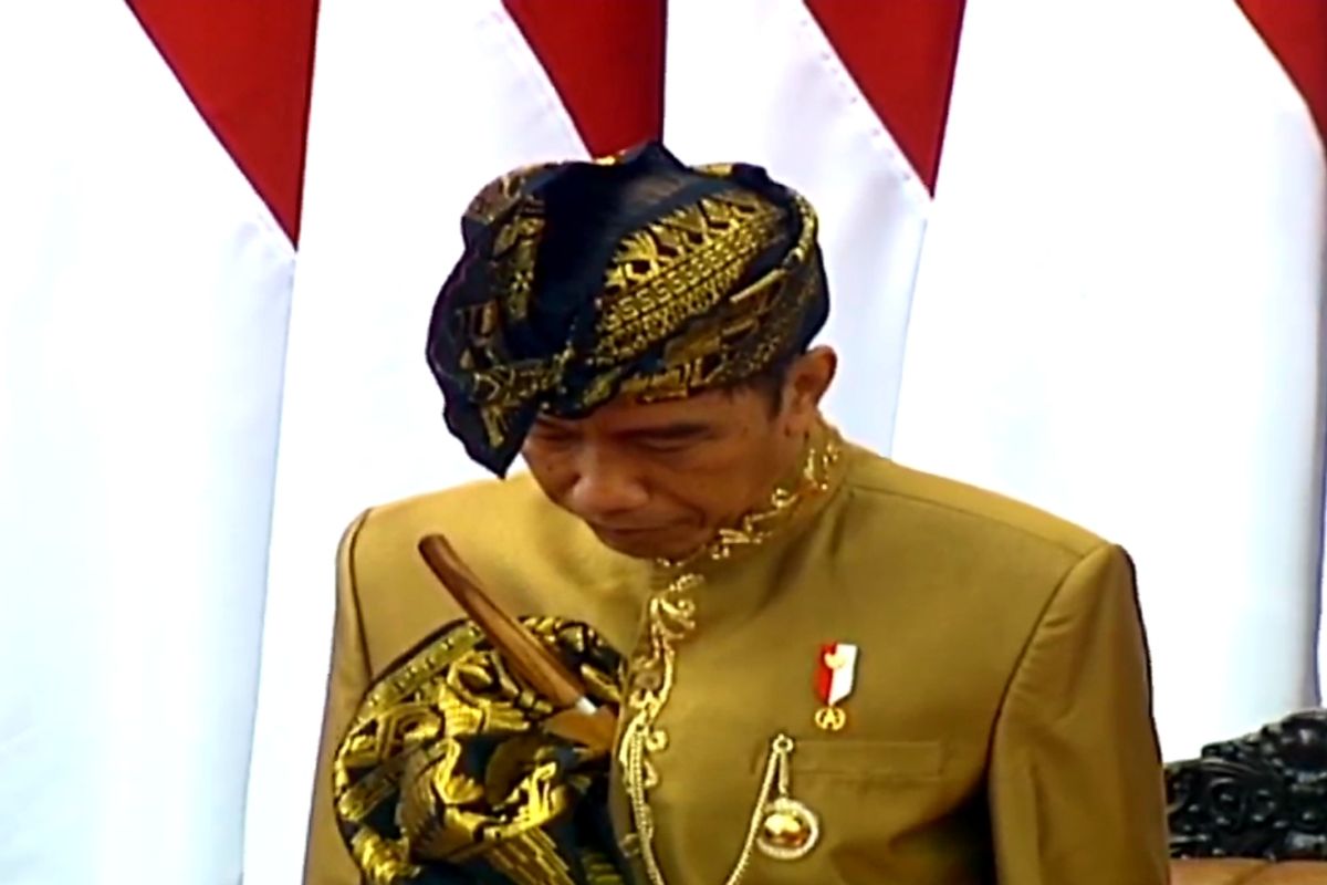 Presiden kenakan pakaian adat Sasak  lengkap dengan  Sapuknya, saat sidang DPR-DPD RI