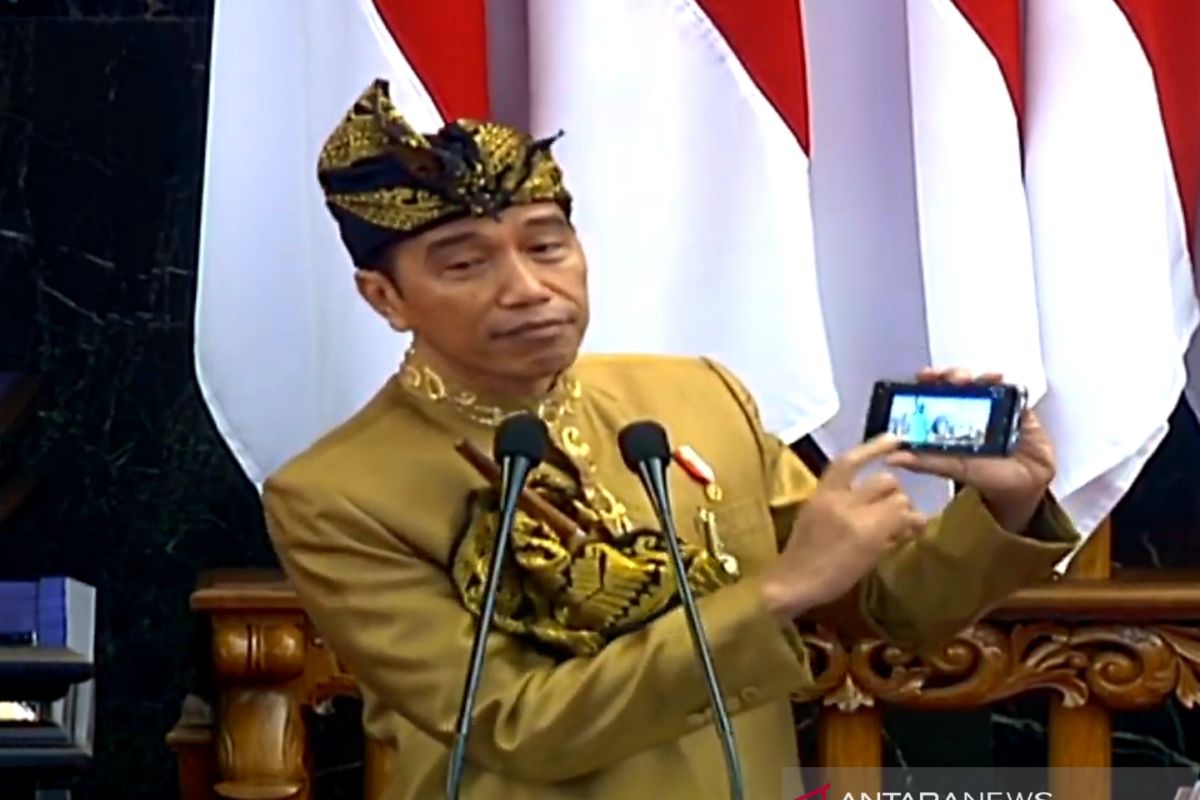 Jokowi wears traditional Sasak clothes at DPR, DPD 2019 annual session