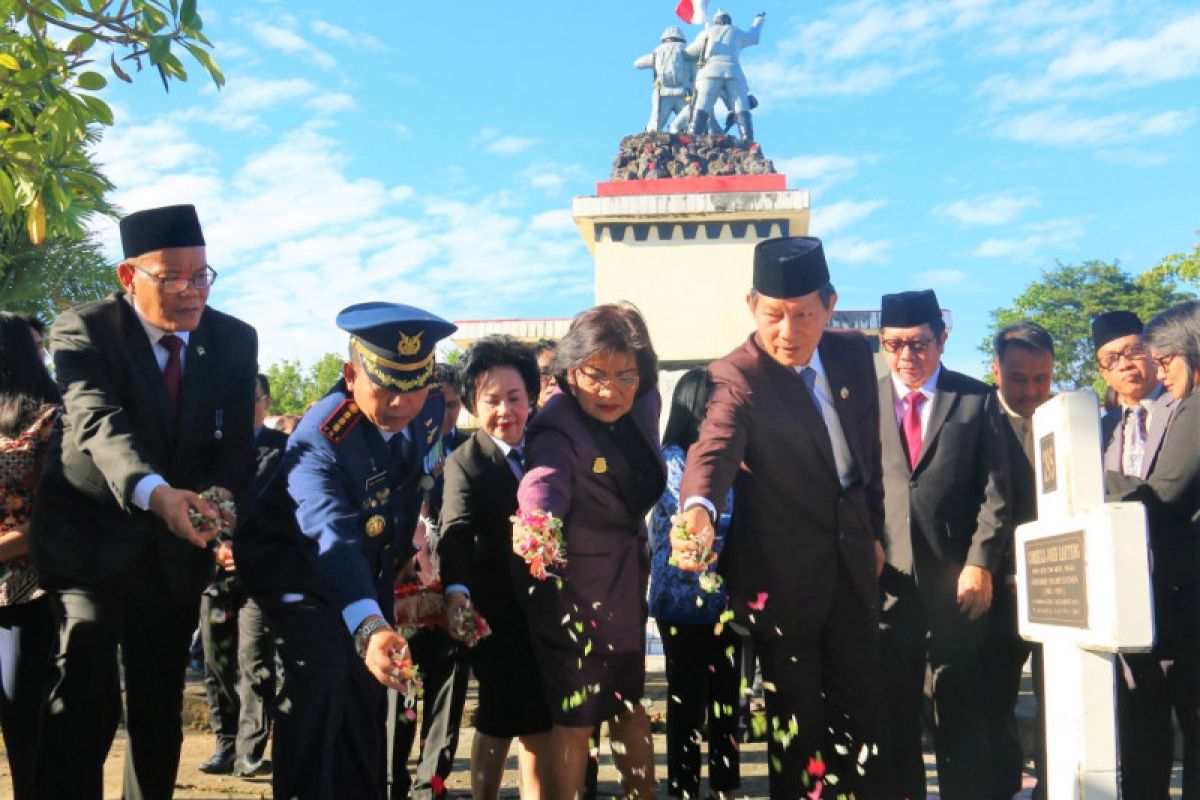 Wali kota-Forkopimda Manado tabur bunga di TMP Kairagi