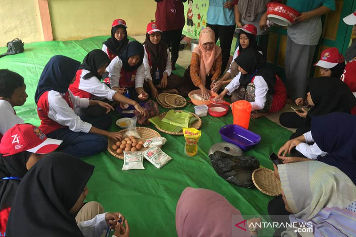 Peserta SMN Banten belajar buat timphan