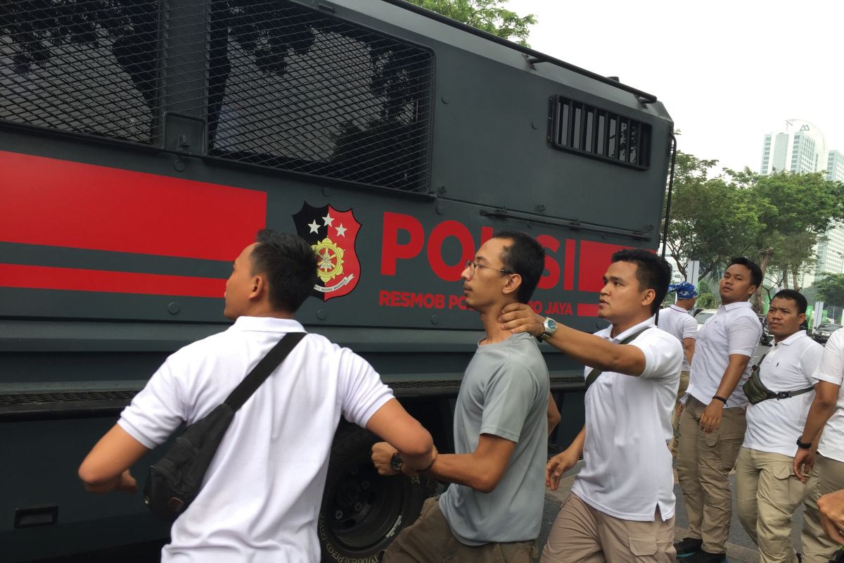 Polisi bubarkan massa yang diduga akan berdemo di Gedung Parlemen