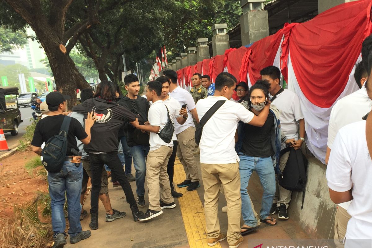 Polisi tangkap tujuh pendemo di depan Gedung DPR