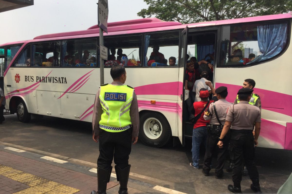 Polisi bubarkan massa buruh yang berkumpul di sekitar gedung parlemen