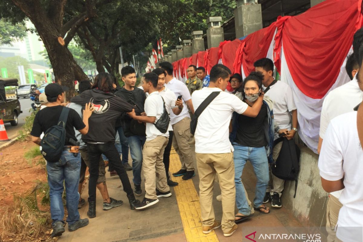 Polisi bubarkan massa yang diduga akan berdemo di Gedung Parlemen