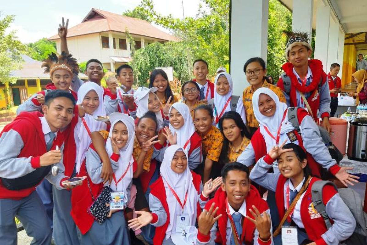 Peserta SMN asal Makasar berbagi pengalaman berorganisasi di SMA 5 Jayapura