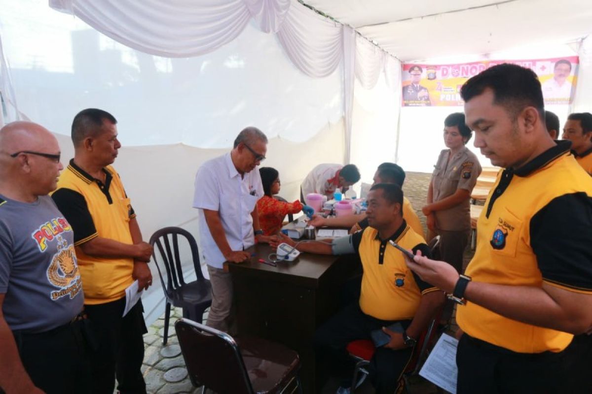 Polres Simalungun donor darah dan bagi buku meriahkan HUT RI