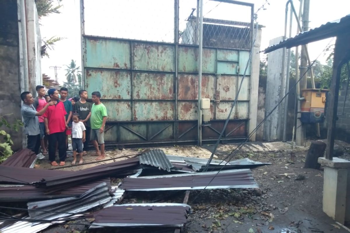 Angin puting beliung terjang sembilan rumah warga