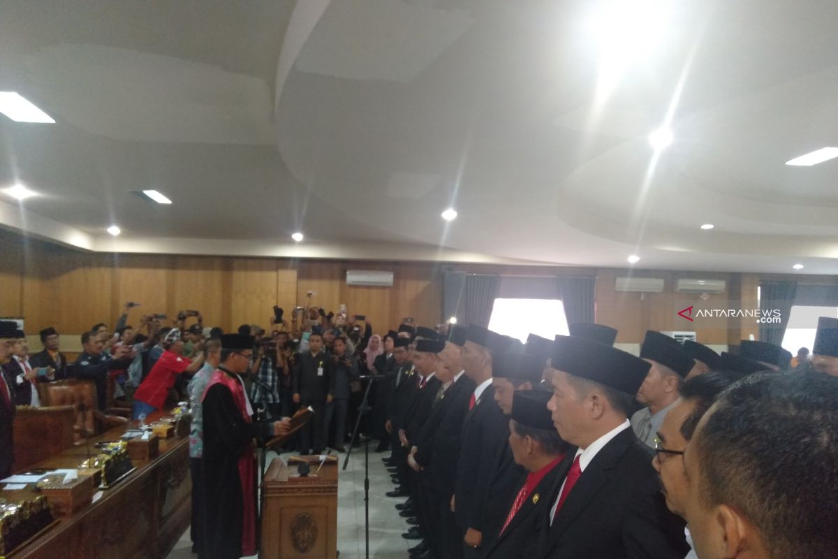 35 anggota DPRD OKU terpilih dilantik