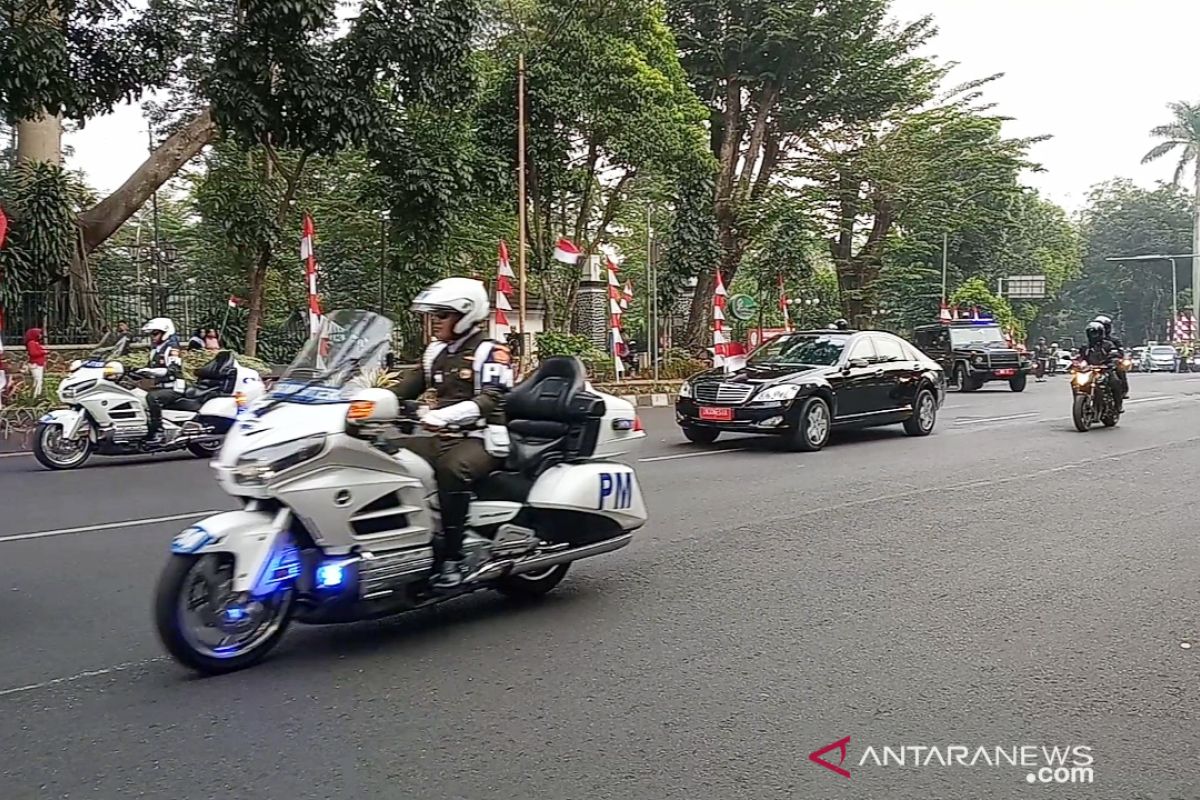 Presiden Jokowi keluar Istana Bogor dengan pengawalan dua kali lipat