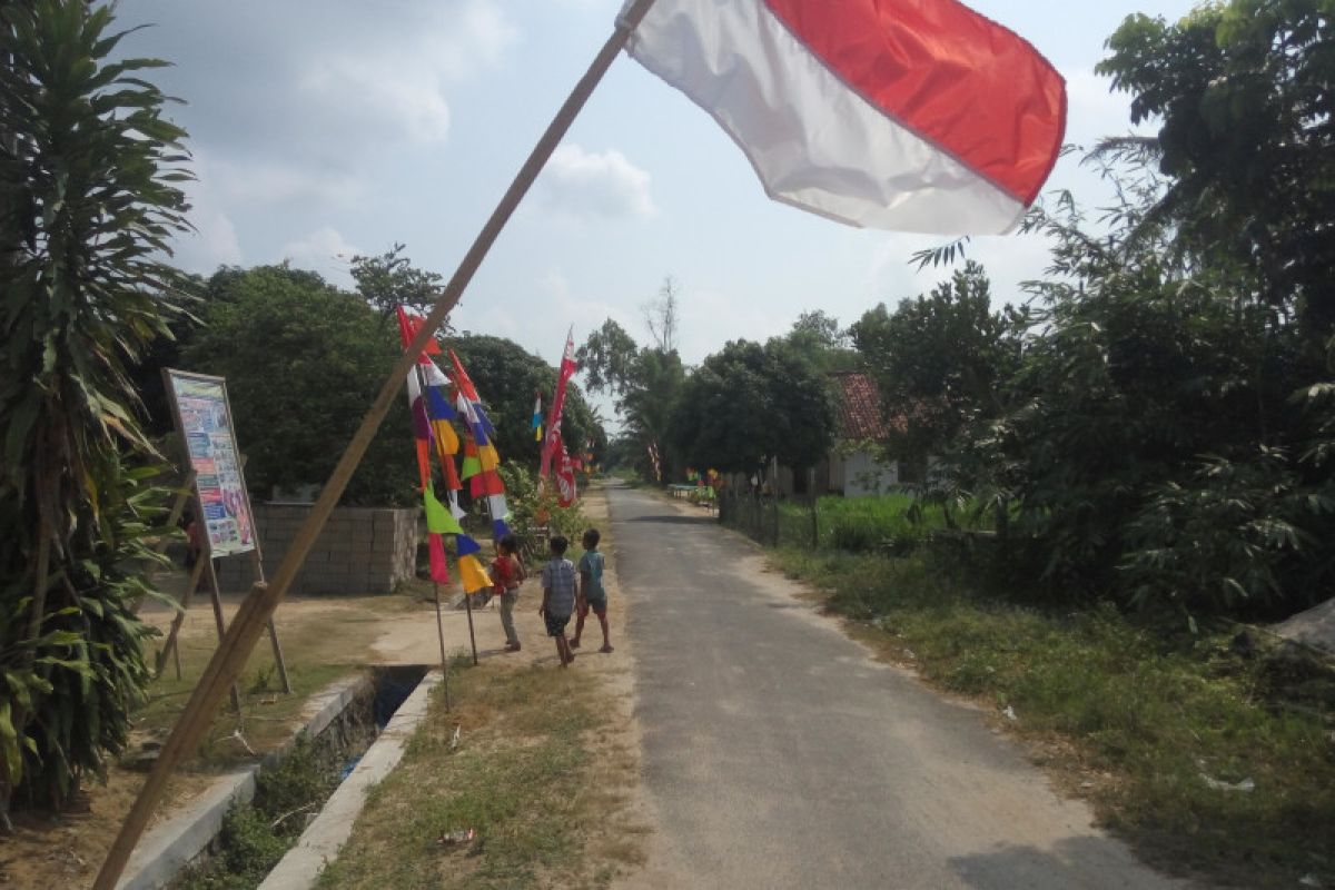 Sambut HUT ke-74 RI warga Lampung Timur pasang  bendera Merah Putih di depan rumah