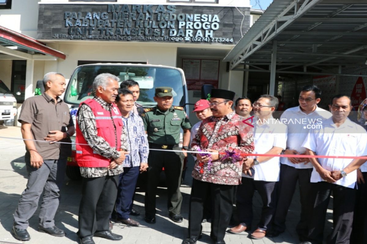 PMI DIY menghibahkan truk tangki kepada Pemkab Kulon Progo