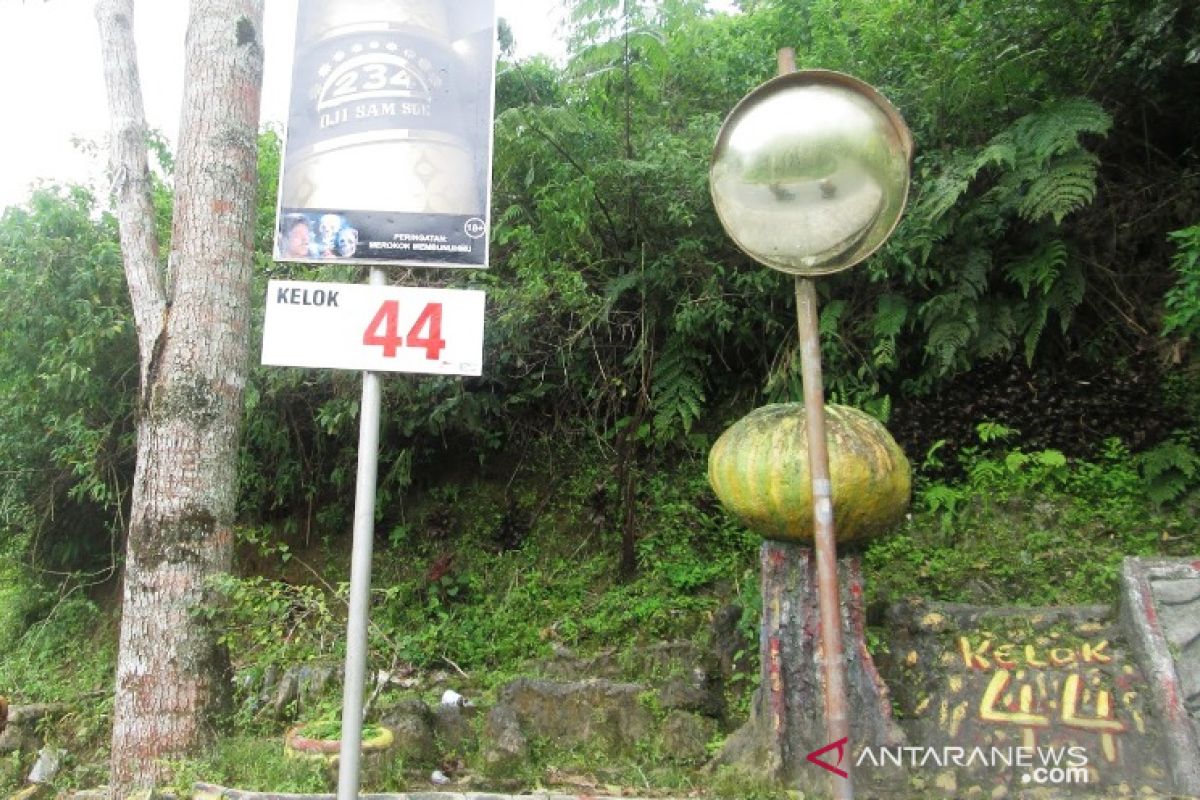 Hati-hati melintas di sepanjang Kelok 44, banyak cermin tikungan rusak