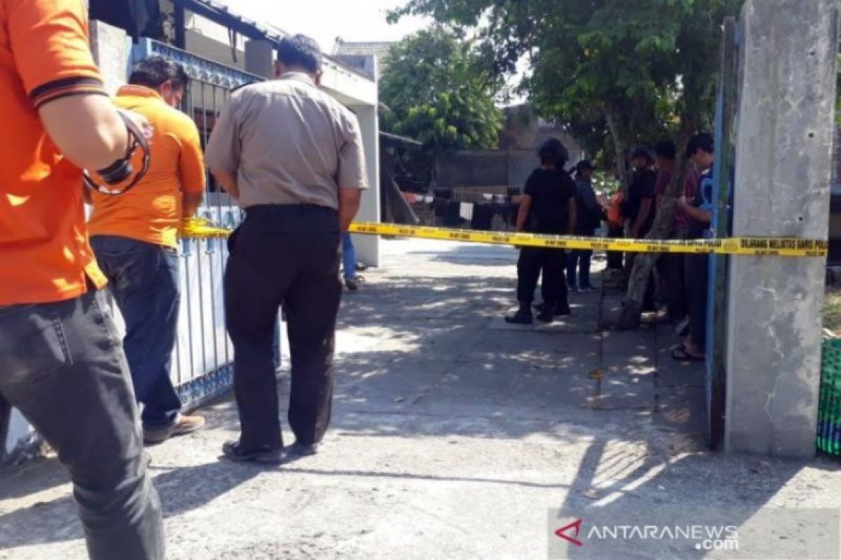 Densus geledah rumah terduga teroris di Solo