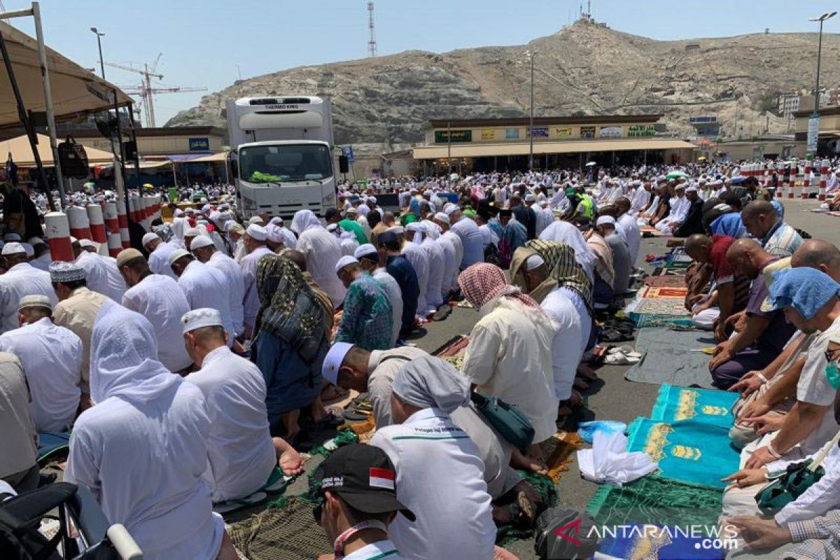 Jamaah Shalat Jumat di bawah suhu 43 derajat