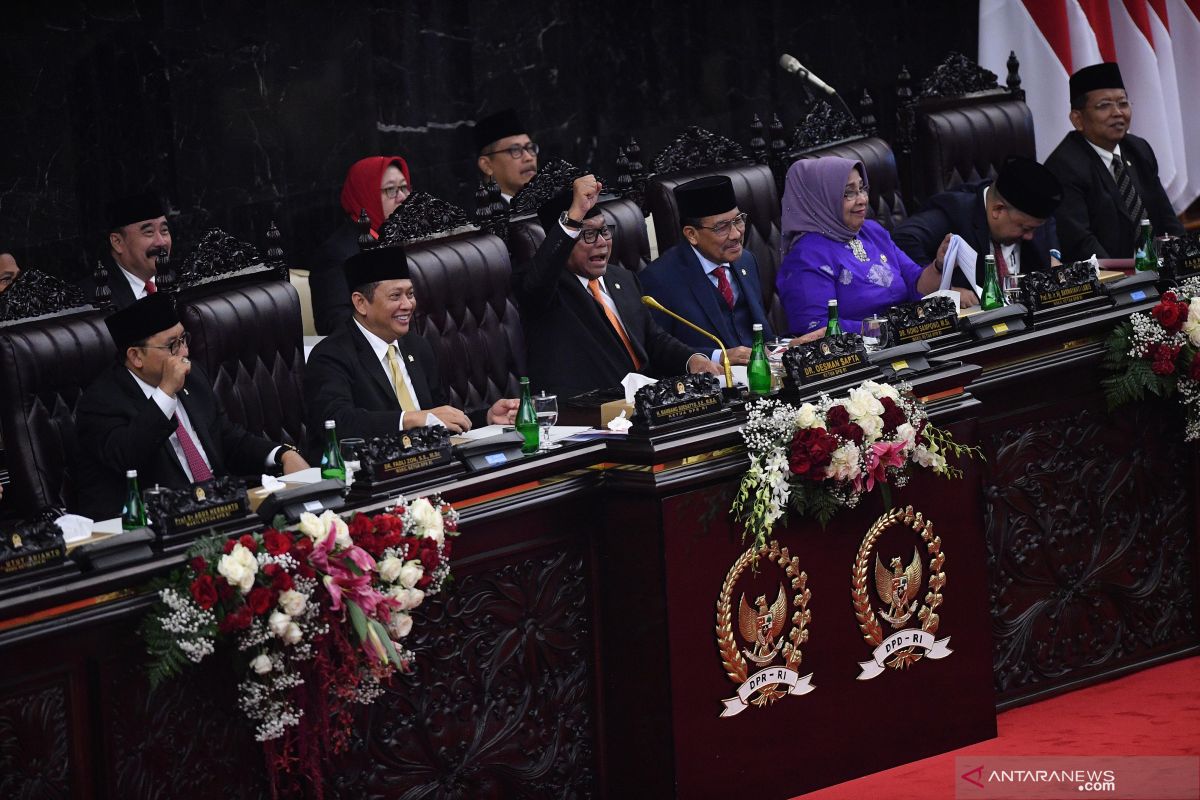 Bambang Soesatyo buka sidang dengan pantun