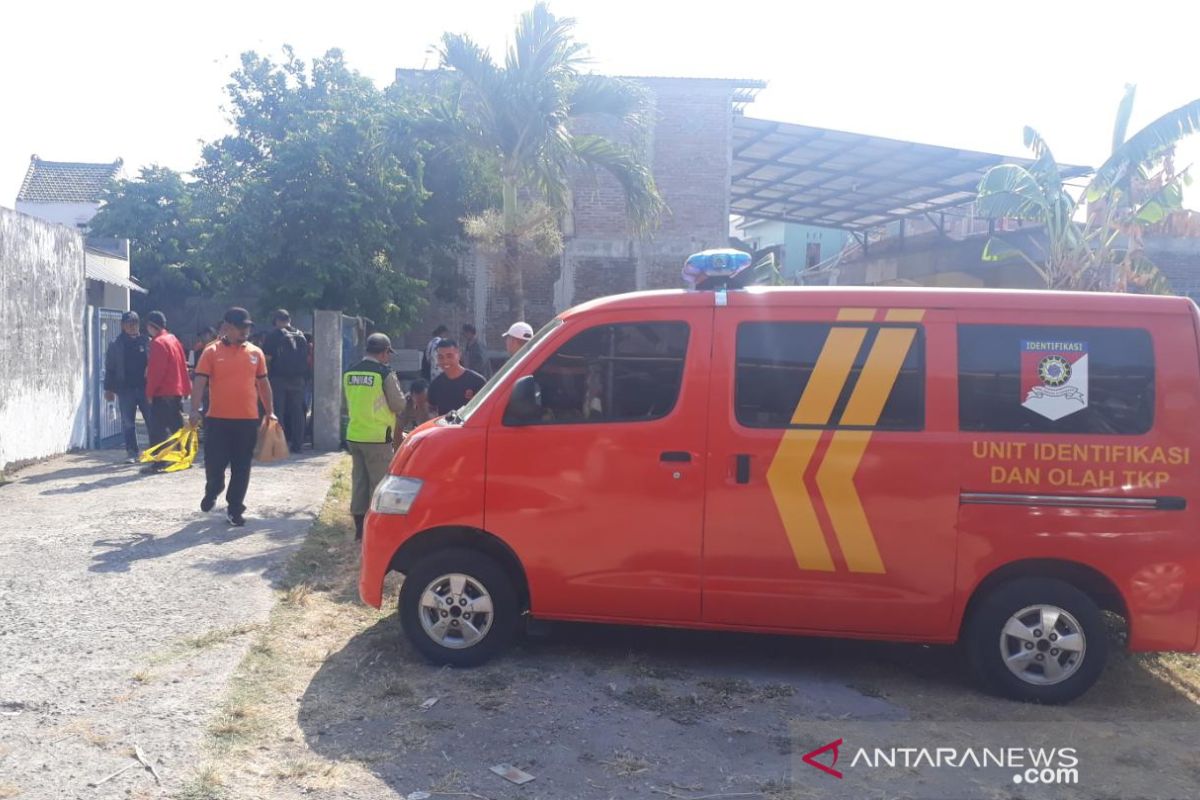 Densus  geledah rumah terduga teroris, bawa sejumlah barang bukti