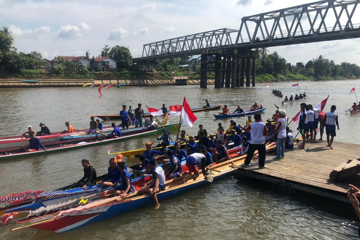 Lomba sampan meriahkan HUT ke-74 RI di Kapuas Hulu