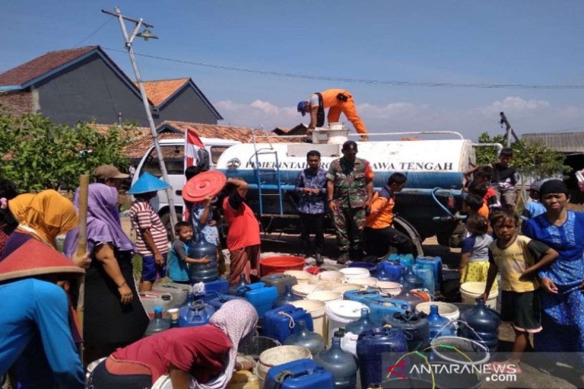 Kekeringan, tiga desa di Pekalongan terus disuplai air bersih