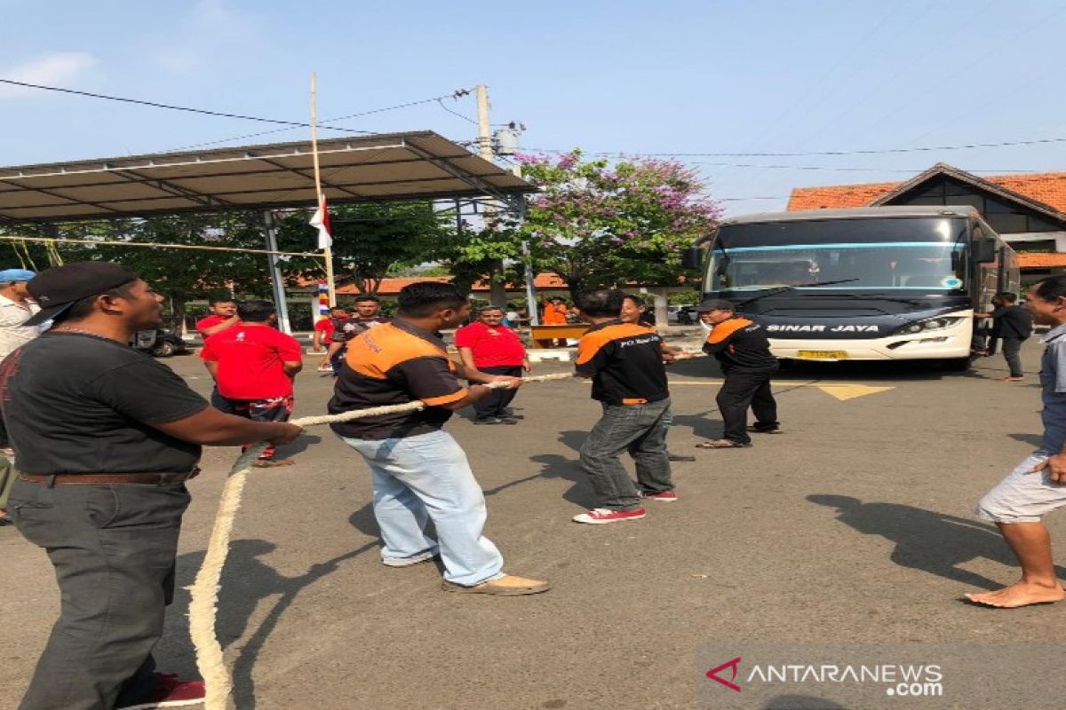 Lomba menarik bus sambut HUT RI di Pekalongan