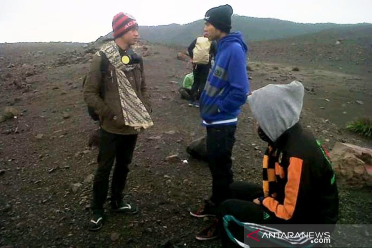 Pendaki asal Padang terluka akibat jatuh di Gunung Marapi