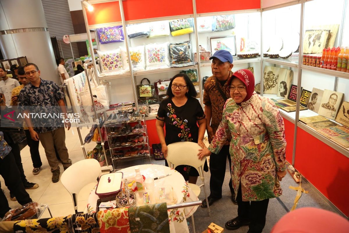 Deskranada Surabaya pamerkan kerajinan bunga kering dan bordir di SGE 2019