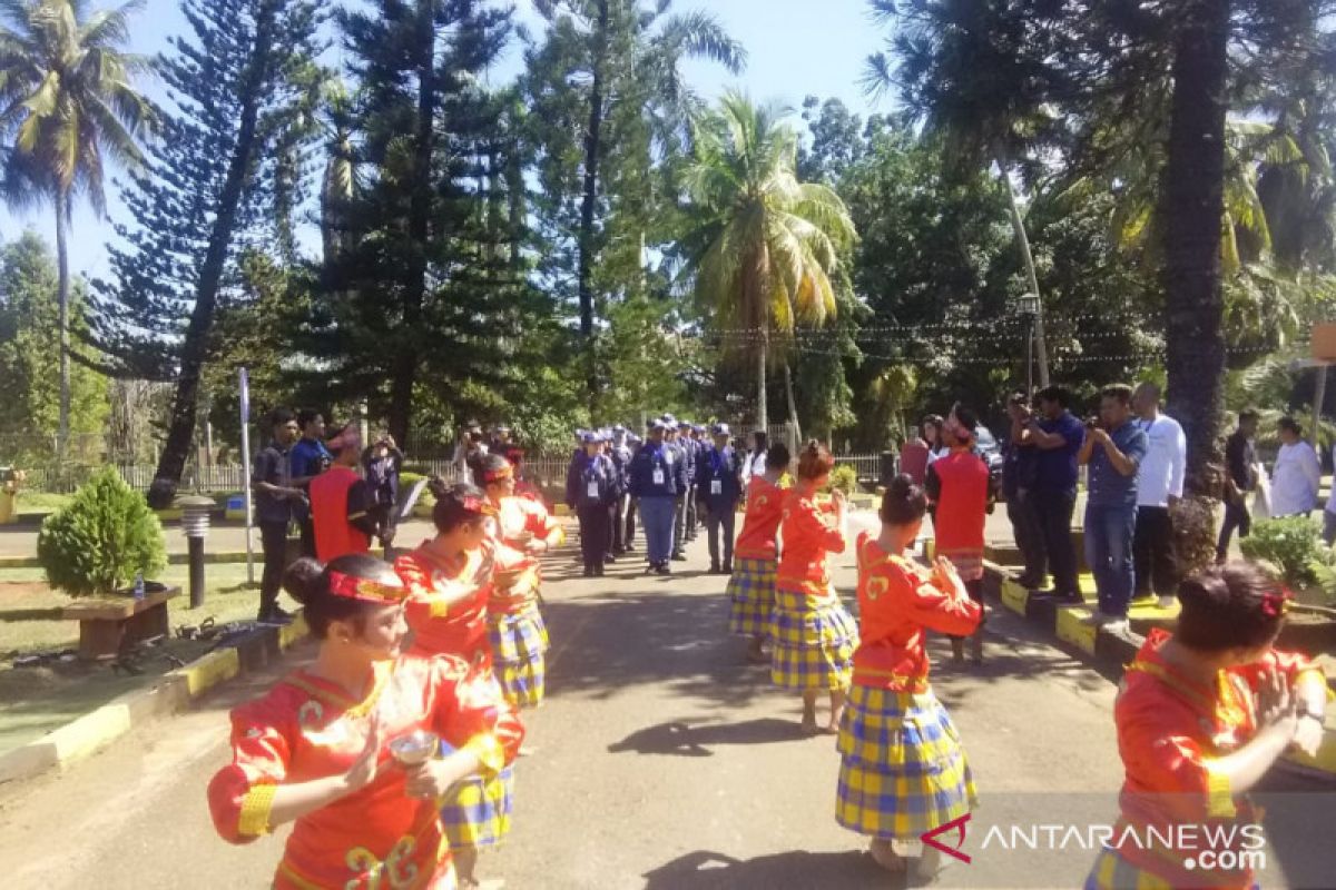 23 Siswa Mengenal Nusantara disambut tarian adat Mekongga