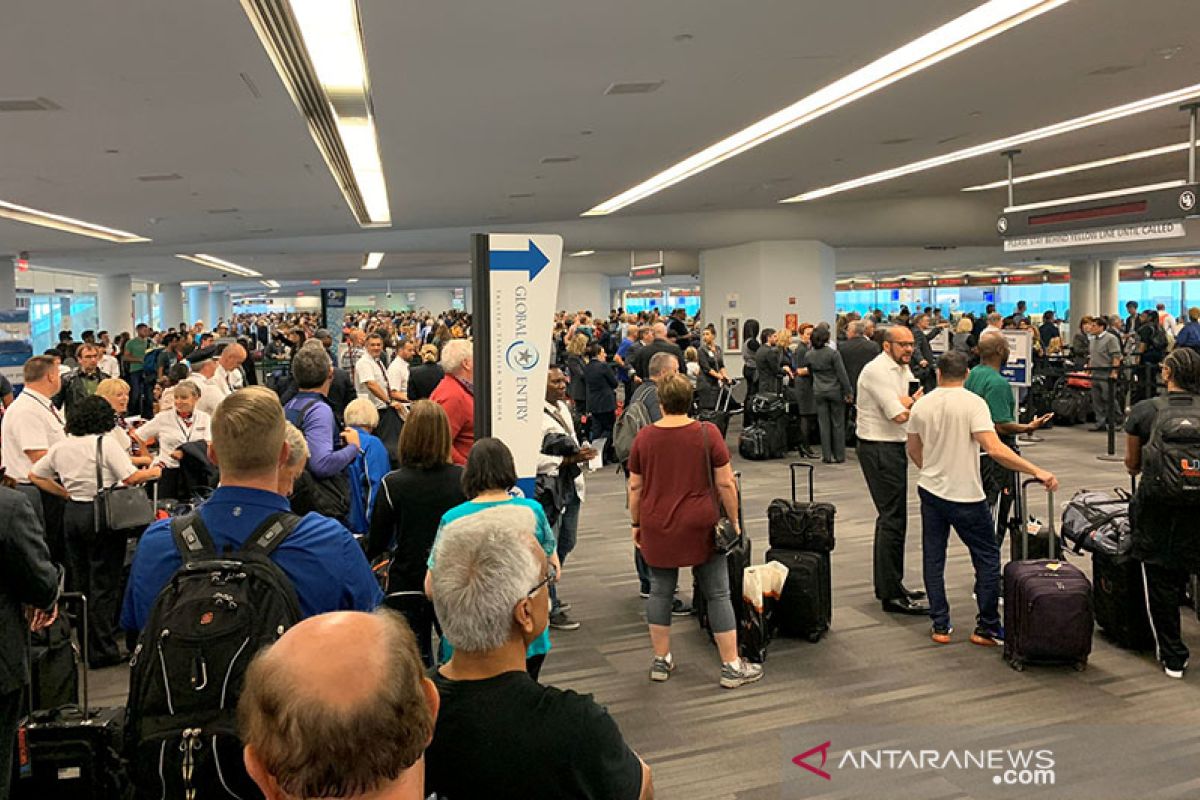 Gangguan sistem,  Ribuan calon penumpang terlantar di bandara-bandara AS