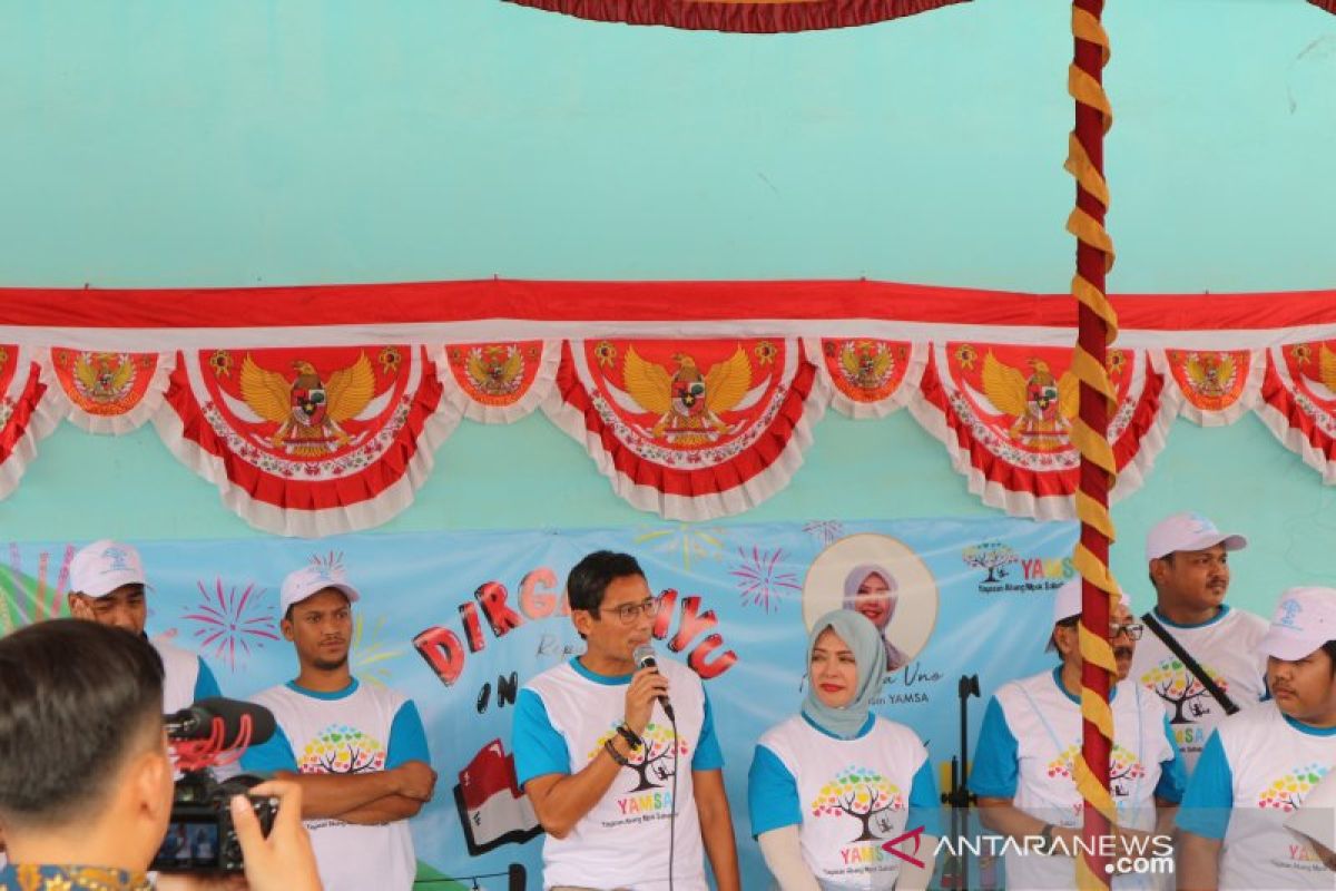 Sandiaga dan Nur Asia Uno rayakan HUT Kemerdekaan RI di Cilincing