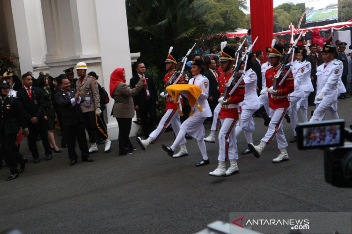 Siswi Bengkulu dipercaya bawa baki bendera upacara
