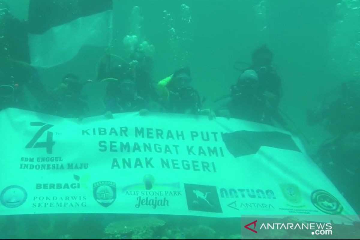 Cuaca buruk tidak halangi pengibaran bendera  di dasar laut Natuna