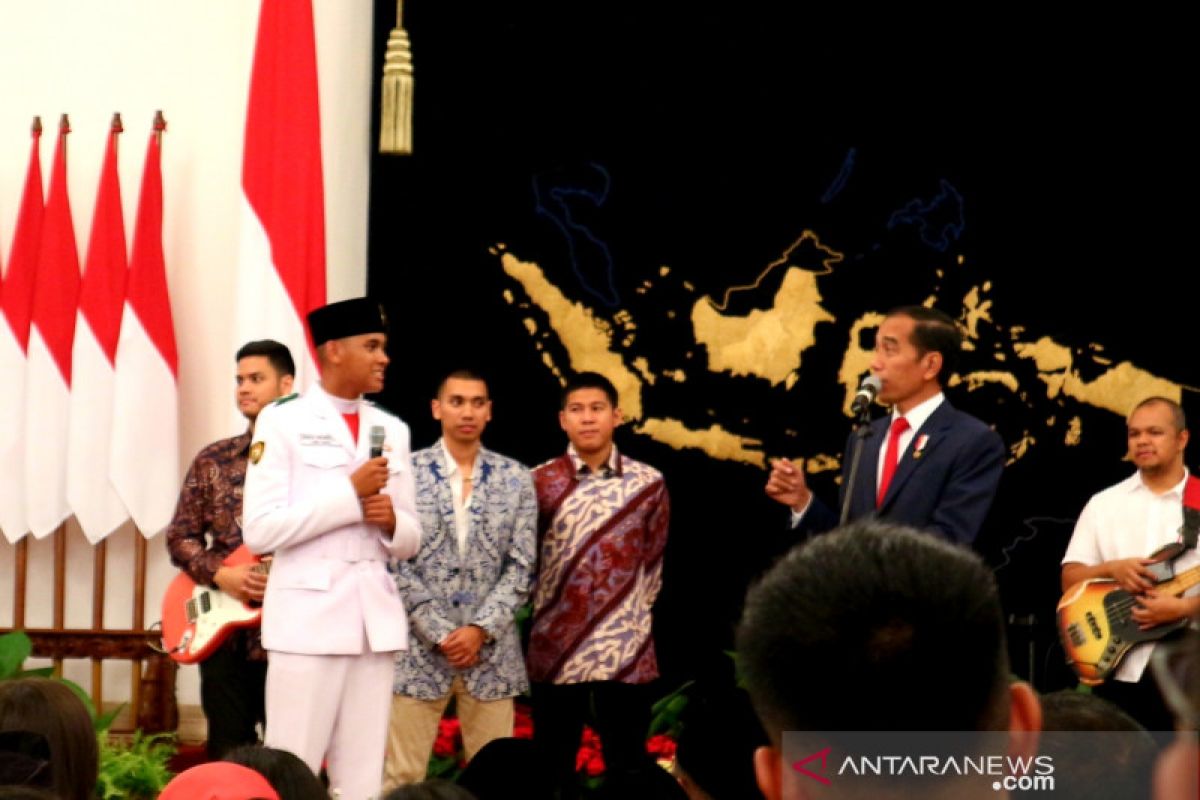 Presiden Jokowi berdiskusi ringan dengan penggerek  bendera Rangga