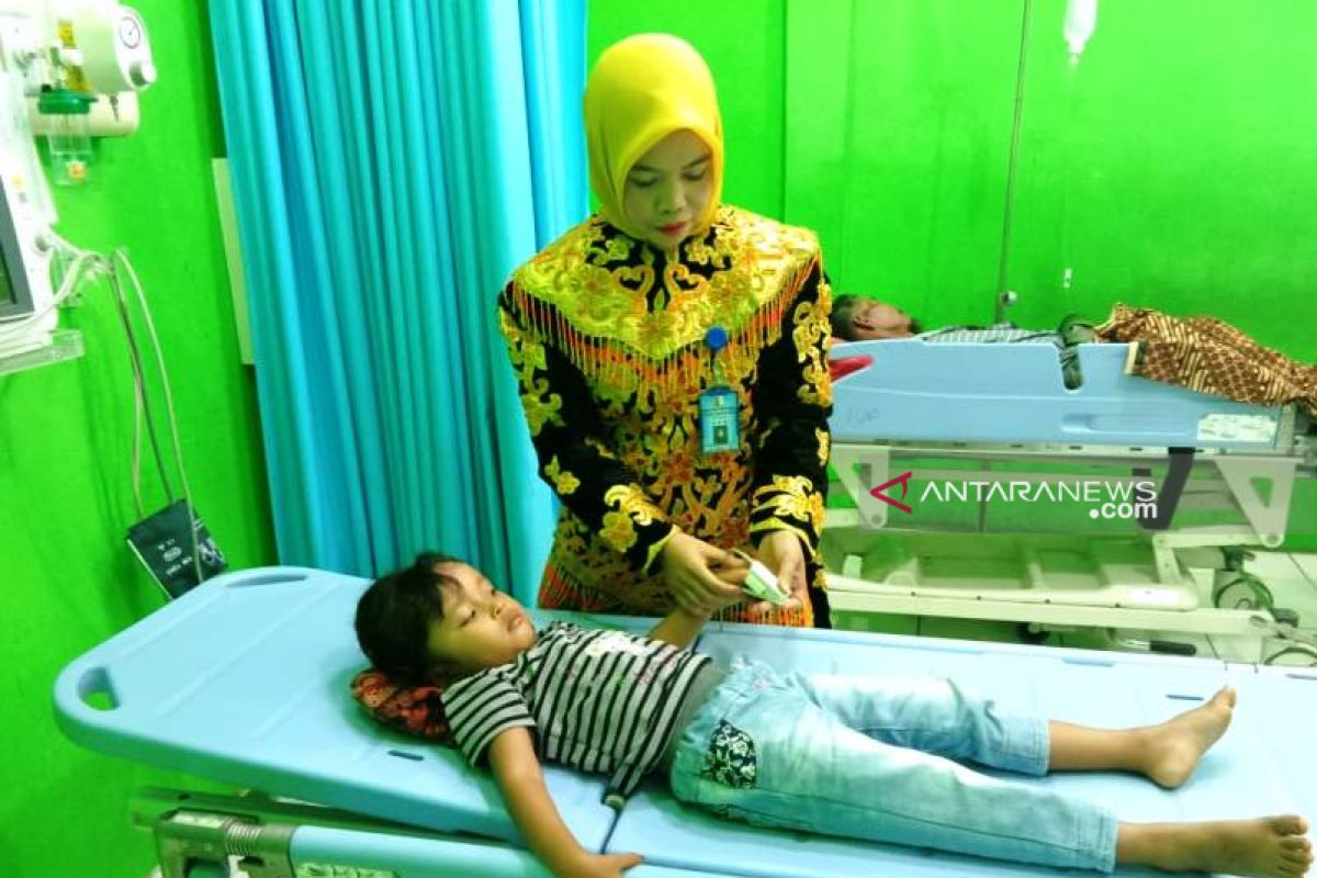 Busana adat Aceh dikenakan petugas medis RSUD Nagan Raya saat layani pasien