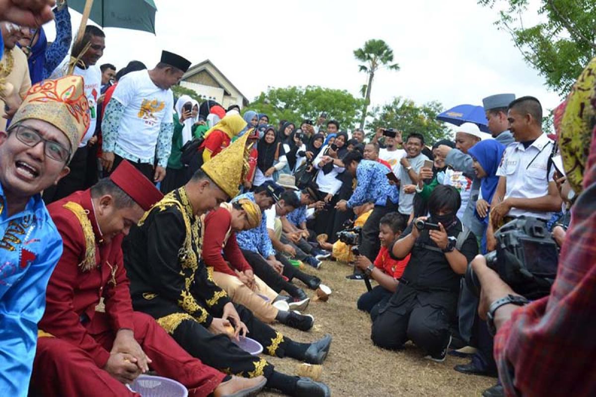 Lomba belah pinang dan kukur kelapa warnai HUT Kemerdekaan di Unimal