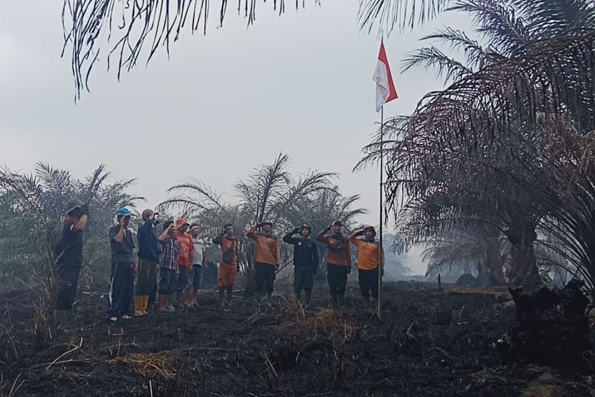 Tim reaksi cepat BPBD Inhil upacara bendera peringatan RI di lokasi Karhutla