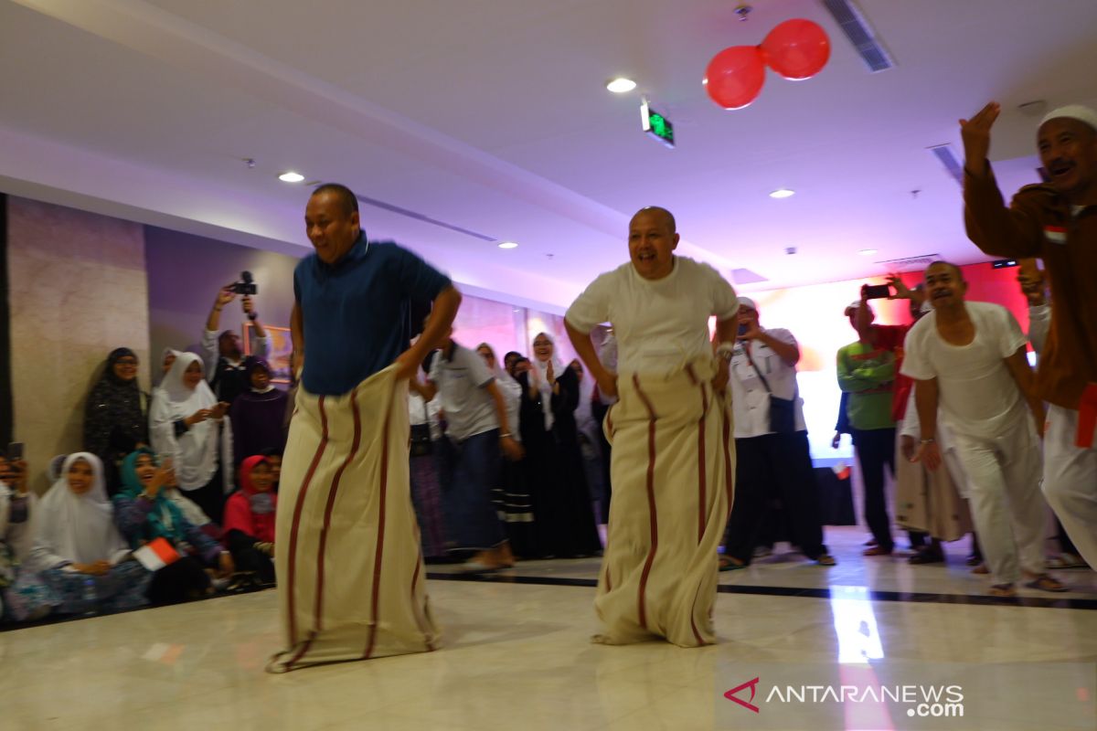 Jamaah haji asal Jabar meriahkan lomba balap karung di Mekkah