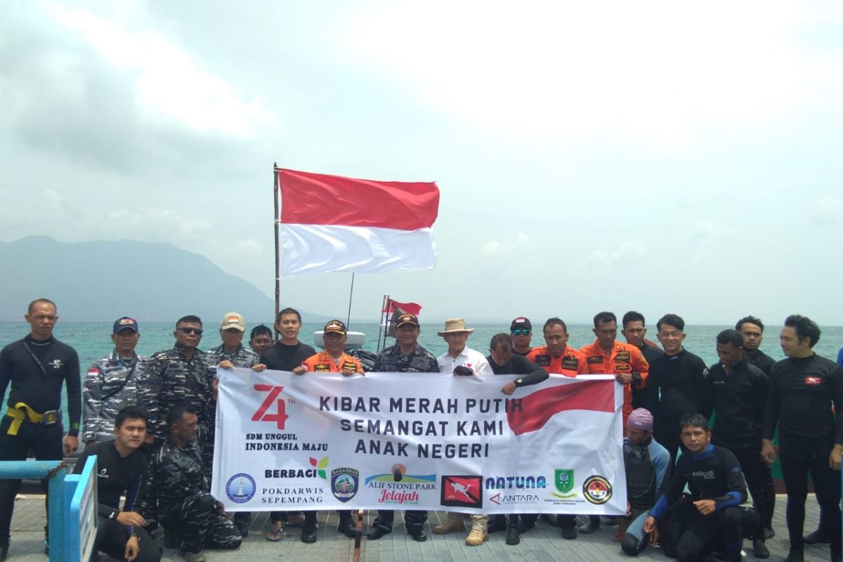 Antara turut kibarkan bendera di dasar laut Natuna