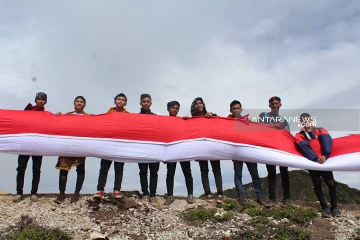 Bendera Merah Putih sepanjang 100 meter kembali berkibar di puncak  Sorik Marapi