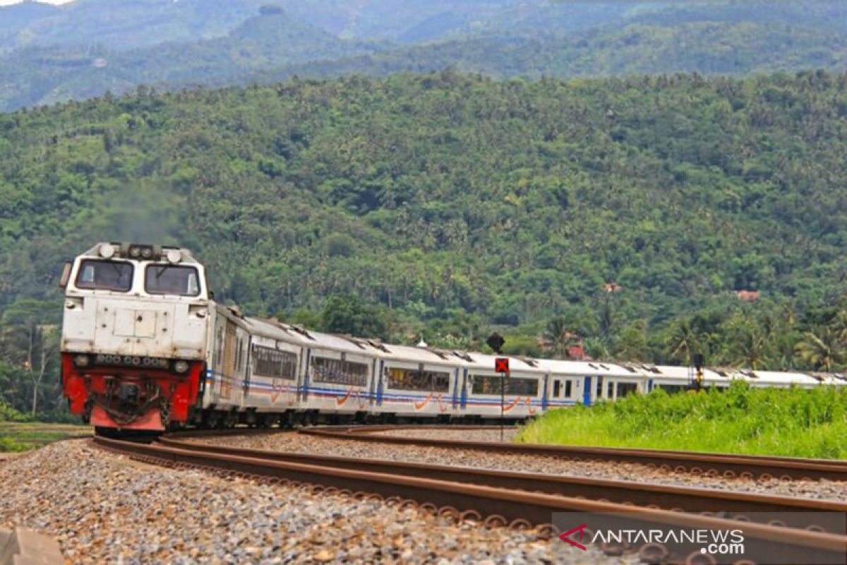 Indonesia Raya berkumandang di Kereta Fajar Utama