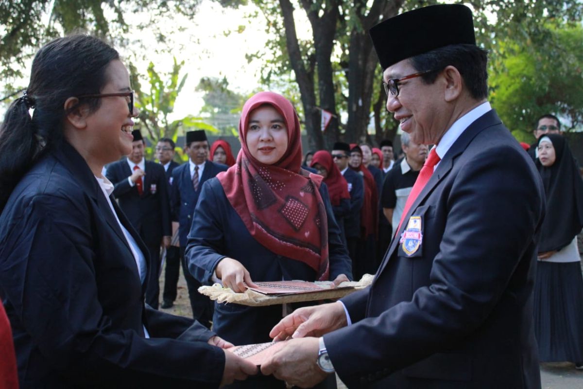 Rektor Unibos Makassar berikan penghargaan dosen berprestasi pada HUT RI