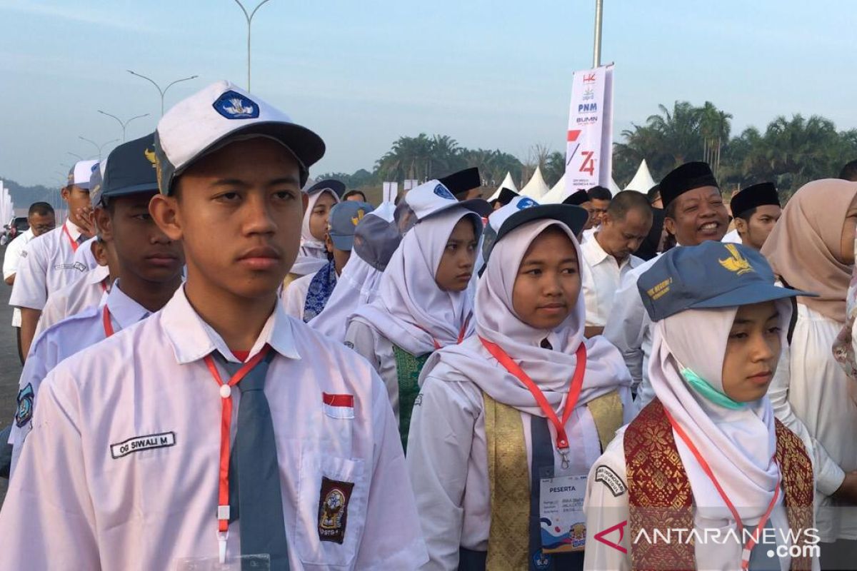 Peserta SMN 2019 upacara di Tol Pekanbaru bersama Dirut BUMN