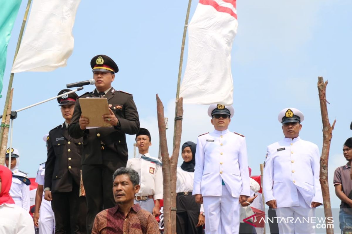 Polisi upacara HUT RI di atas laut Senggarang