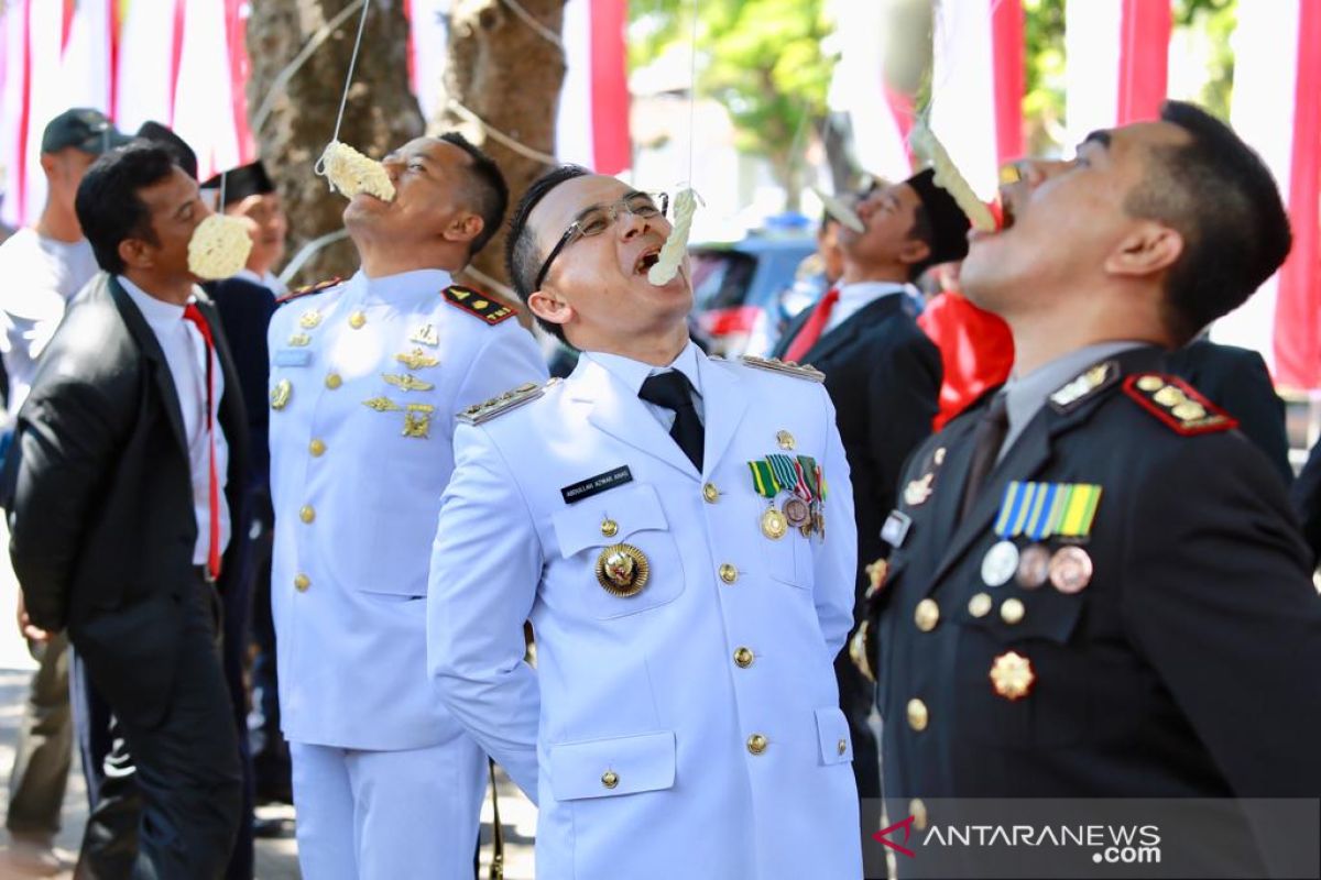 Forpimda Banyuwangi meriahkan HUT Ke-74 RI dengan mengikuti lomba makan kerupuk