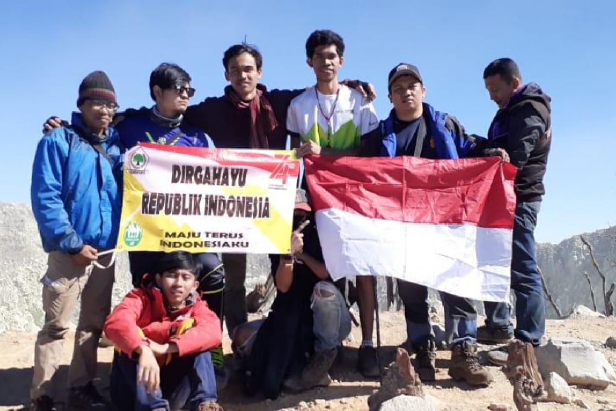 Golkar DKI kibarkan Merah Putih di puncak Gunung Sindoro