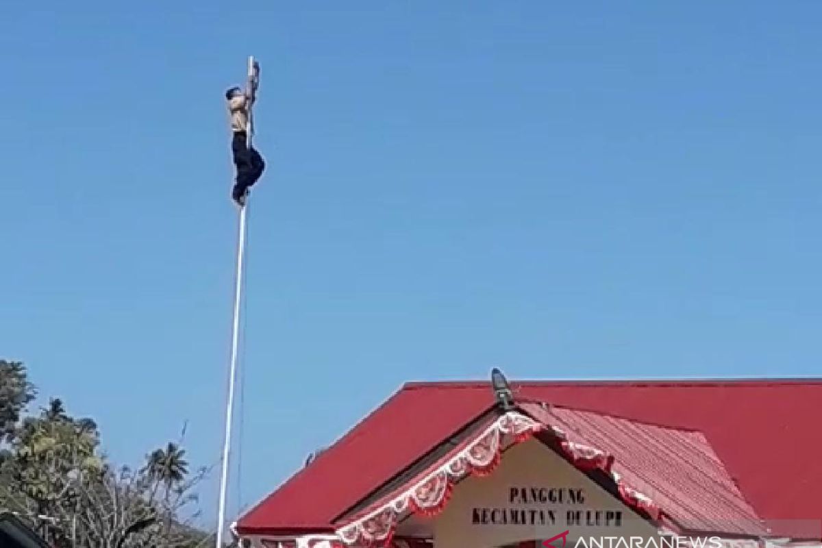 Gubernur berikan beasiswa kepada anak pemanjat tiang bendera