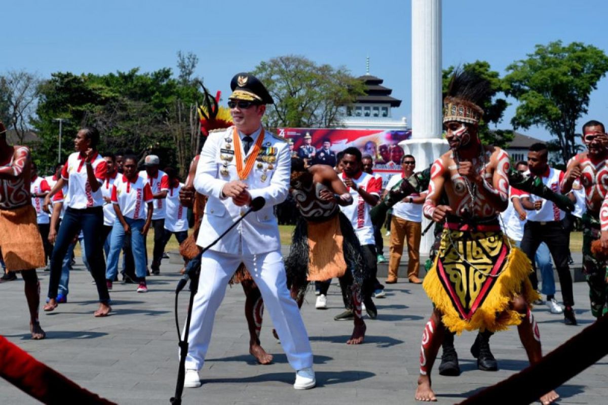 Ridwan Kamil menari Sajojo bersama warga Papua di HUT Ke-74 RI