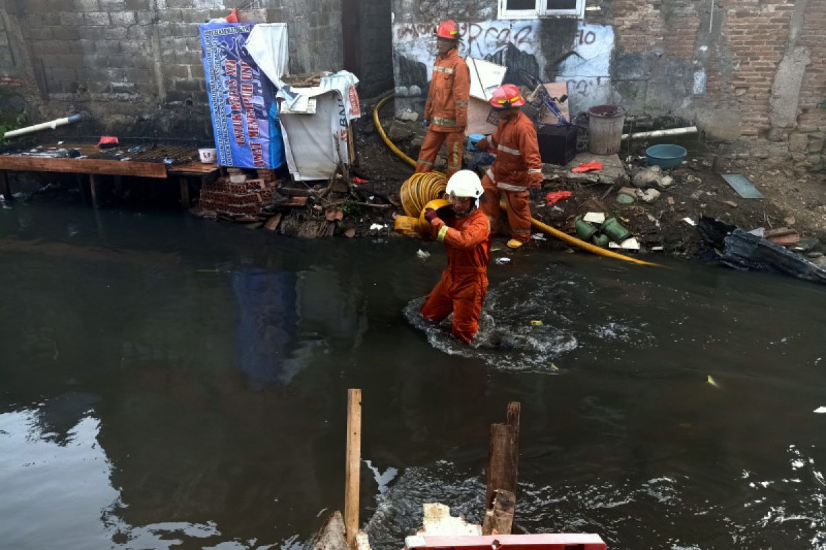 Damkar Jaktim terobos rumah permukiman padat untuk padamkan api