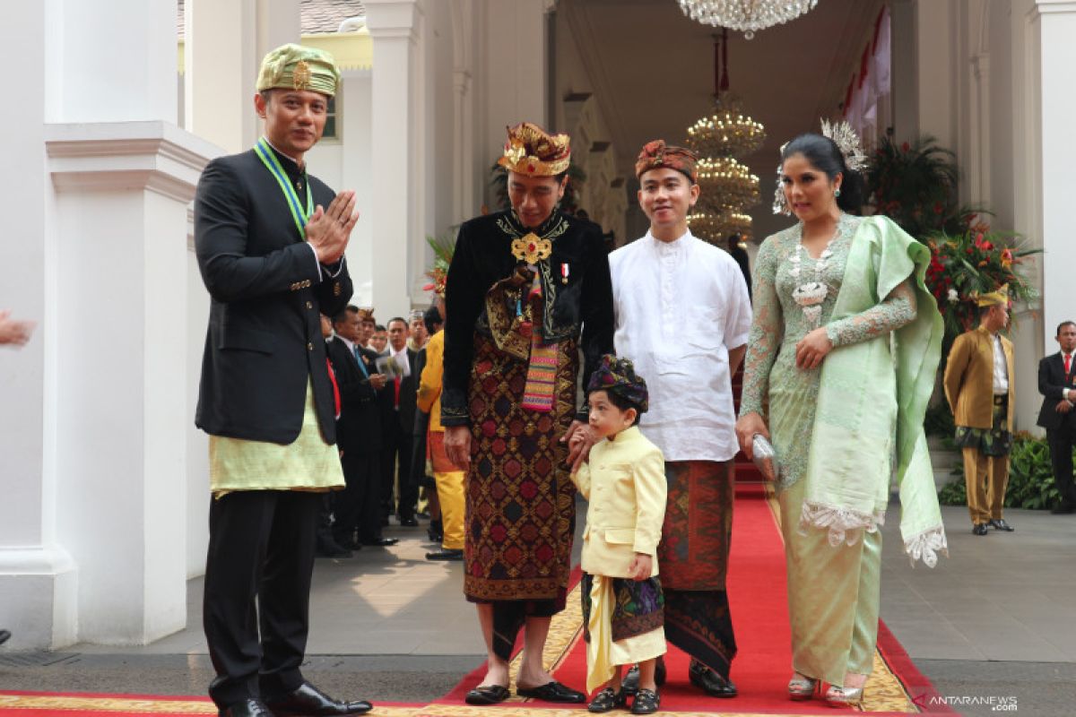 State guests wear traditional clothing for Independence Day ceremony