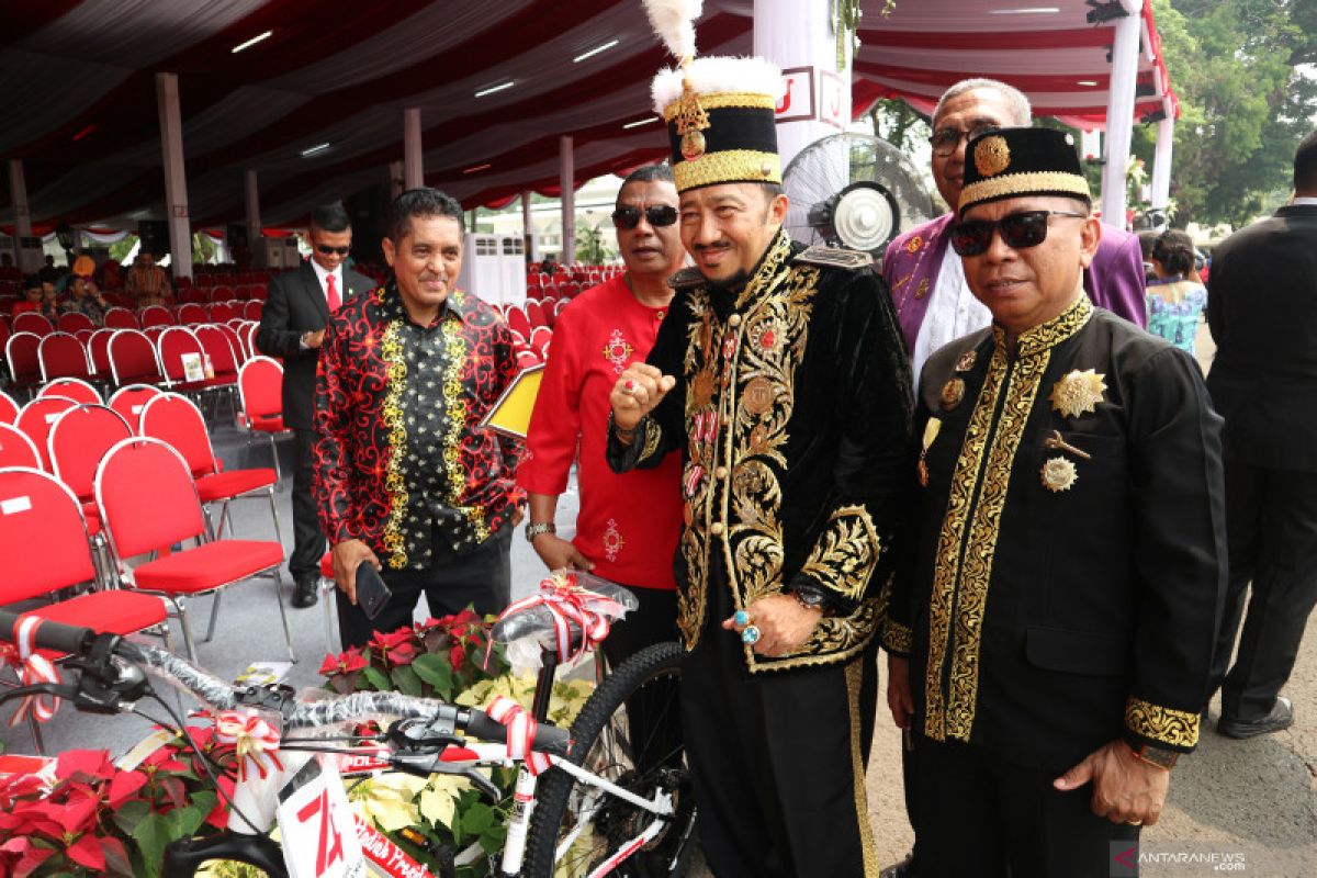Presiden Jokowi berikan sepeda ke tiga kostum terbaik HUT RI