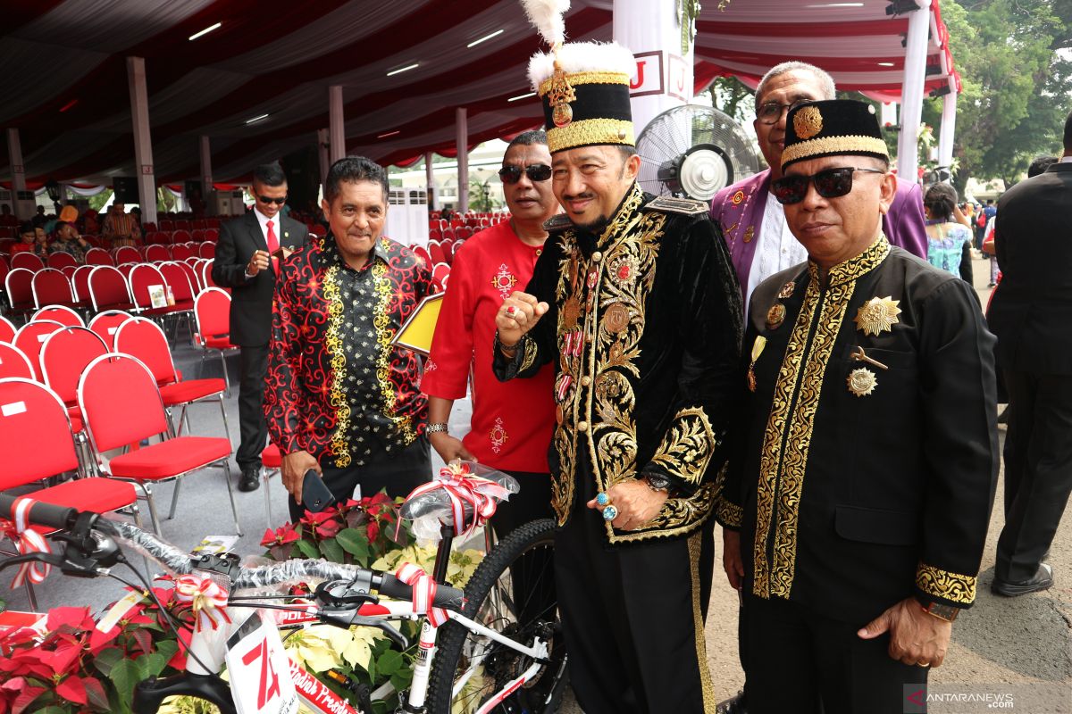 Sultan dari Kalimantan dapat sepeda seusai ikuti upacara bendera